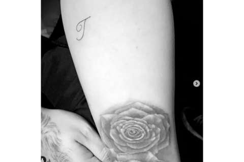 Demi Lovato se realiza un tatuaje en homenaje a un amigo recientemente fallecido