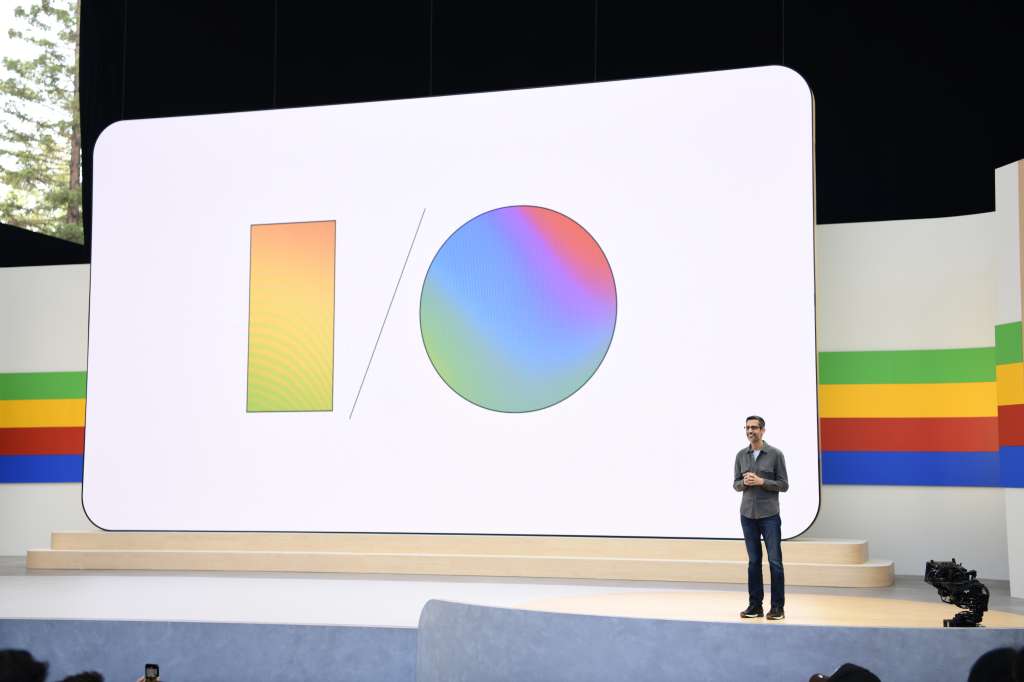 USA5013. MOUNTAIN VIEW (ESTADOS UNIDOS), 14/05/2024.- Fotografía cedida por Google que muestra al director ejecutivo, Sundar Pichai, hablando durante el evento anual de desarrolladores, Google I/O, 1.5 Flash, este martes en la sede de la empresa en Mountain View, California (Estados Unidos). La compañía Google "pronto" integrará la posibilidad de preguntar en su buscador con videos para obtener ayuda de la inteligencia artificial (IA), según anunció la compañía este martes en su evento anual de desarrolladores, Google I/O.
