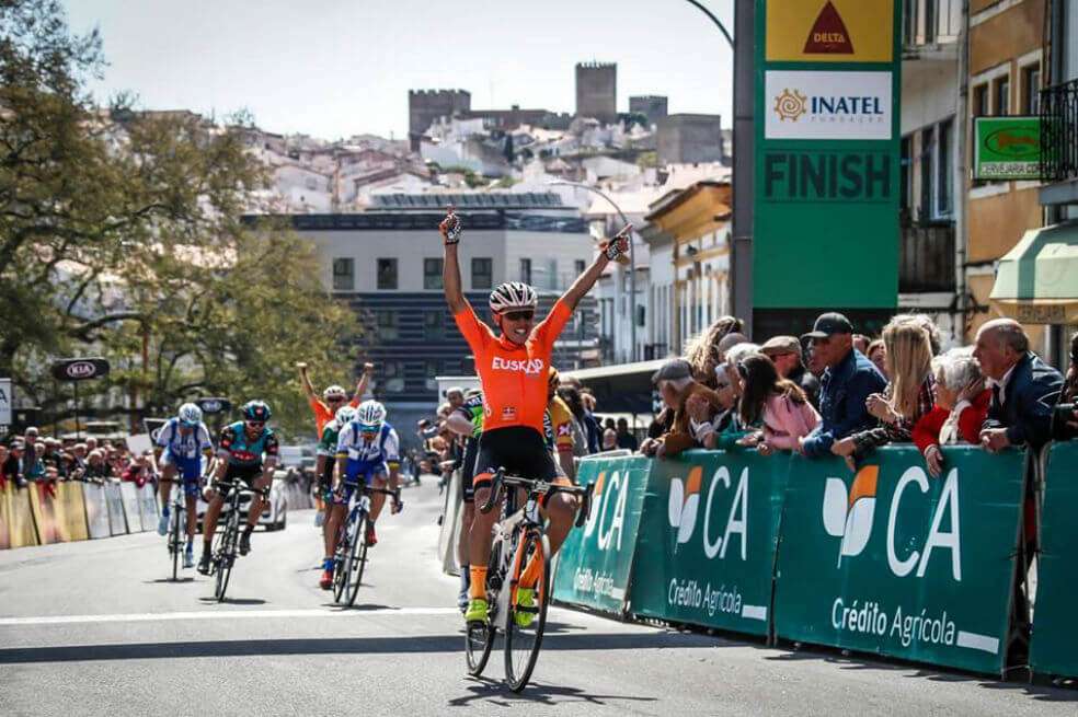 Sergio Higuita celebra su primera victoria de la temporada.