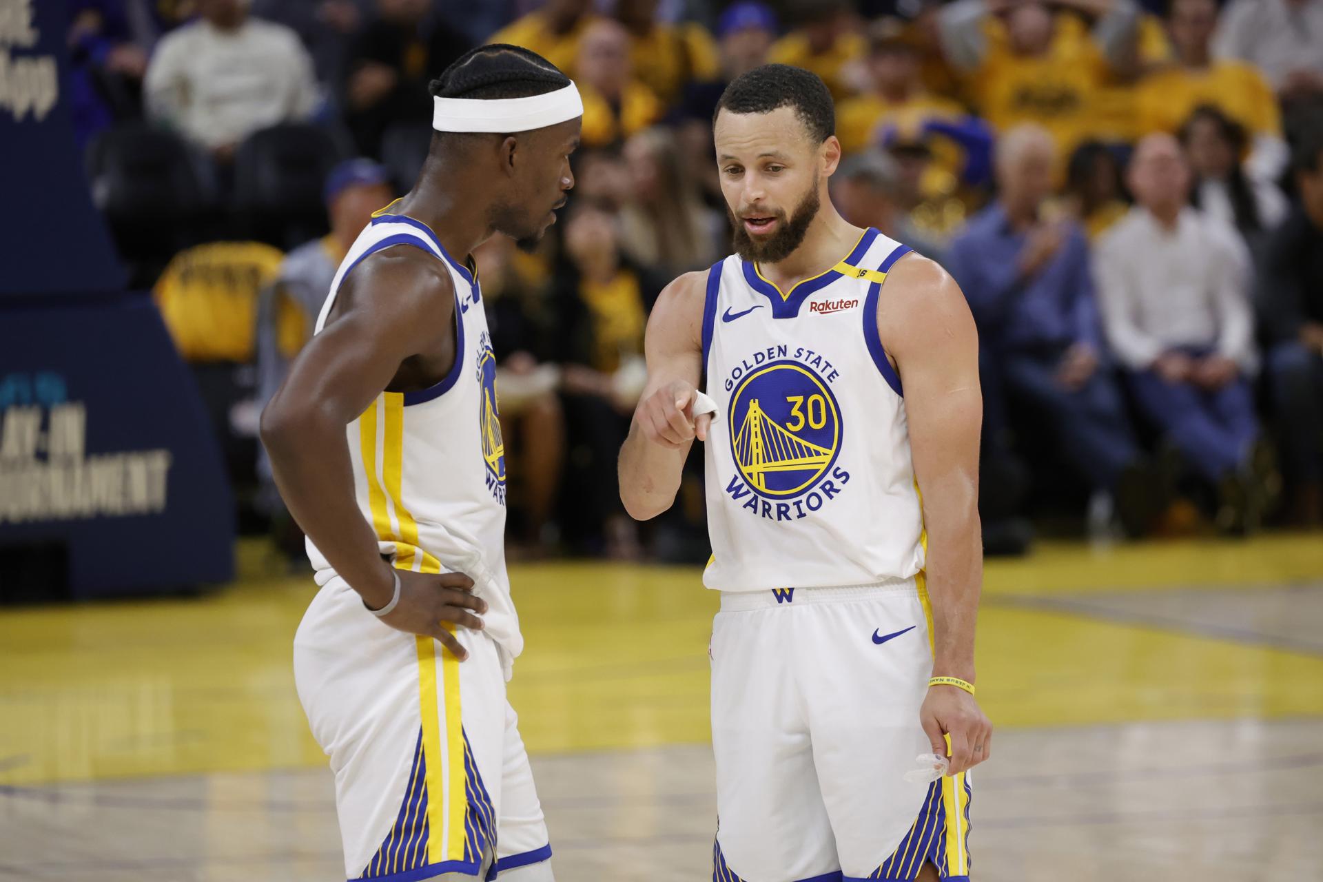 SAN FRANCISCO (United States), 16/04/2025.- Golden State Warriors guard Stephen Curry (R) and forward Jimmy Butler chat during the second half of an NBA Play-In tournament game against the Memphis Grizzlies in San Francisco, California, USA, 15 April 2025. Warriors earned the NBA Western Conference 7 seed. (Baloncesto) EFE/EPA/JOHN G. MABANGLO SHUTTERSTOCK OUT