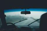 ¿Cada cuánto se deben cambiar las escobillas del limpiaparabrisas?