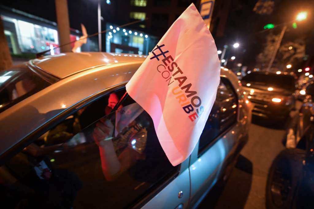 Marchas contra detención domiciliaria de Uribe