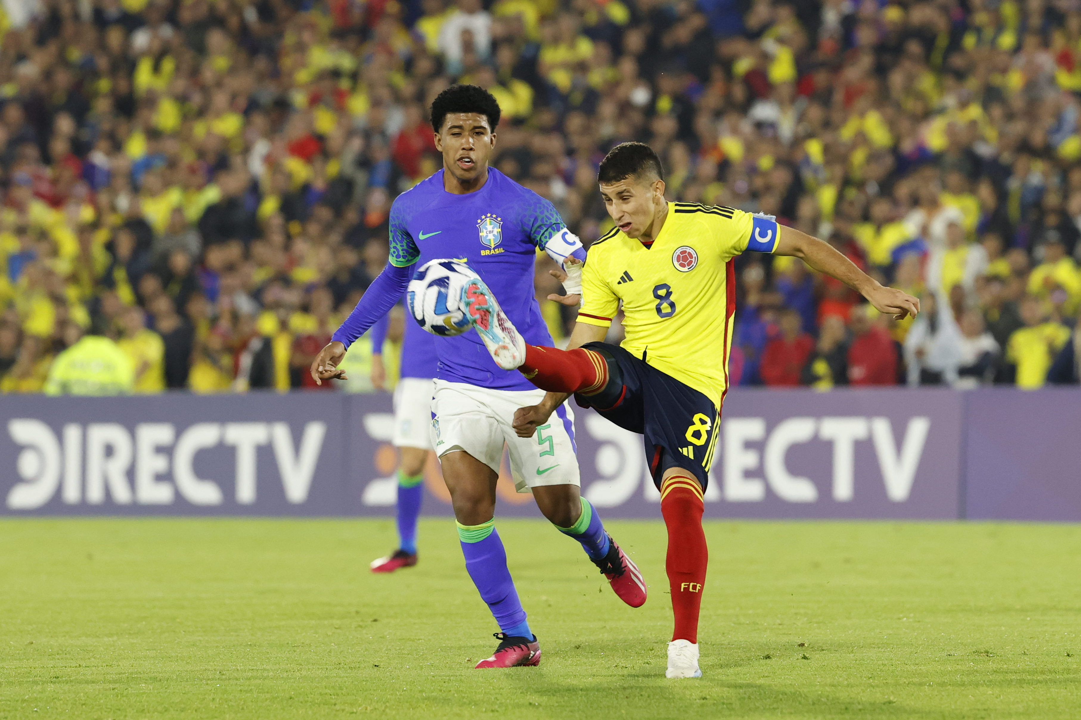 AMDEP1394. BOGOTÁ (COLOMBIA), 09/02/2023.- Gustavo Puerta (d) de Colombia disputa un balón con Andrey Santos de Brasil hoy, en un partido de la fase final del Campeonato Sudamericano Sub'20 entre las selecciones de Colombia y Brasil en el estadio El Campín en Bogotá (Colombia). EFE/ Mauricio Dueñas Castañeda