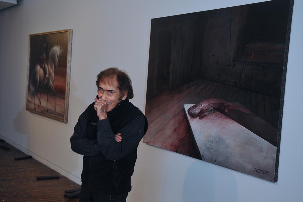 El pintor David Manzur en 2010, en una de sus muestras. El artista cumplió 85 años en diciembre. / Archivo - El Espectador