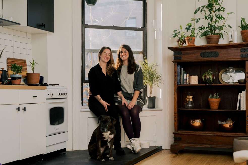 Kristina Woolf y Jenna Sood en su apartmento en Prospect Heights Brooklyn, Nueva York.
