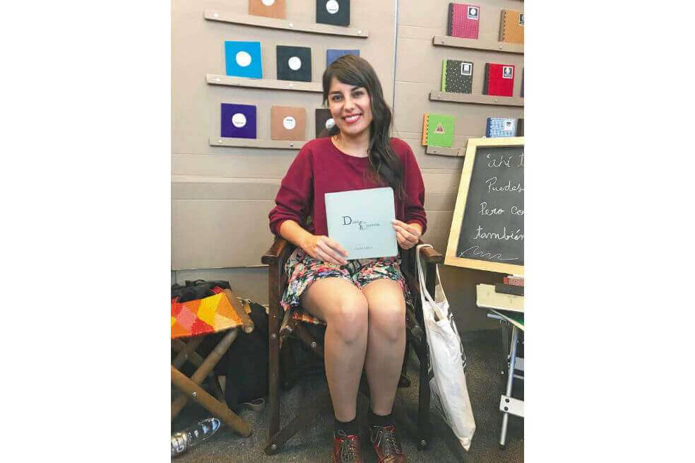 Lizeth León, autora de "Días de inercia", y quien afirma que escribir le cambió la manera de enfrentar la vida.  / Cortesía