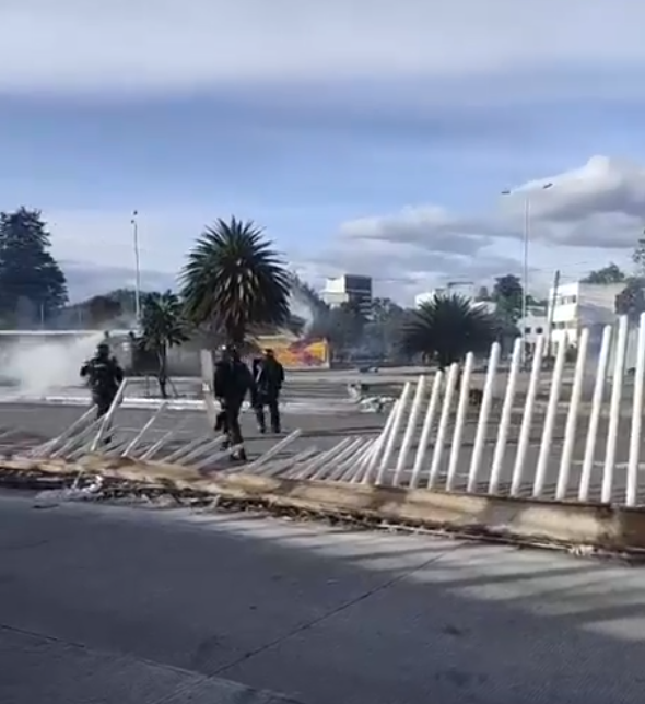 Un grupo de encapuchados dañó infraestructura del sistema masivo de transporte y atacó a las autoridades.