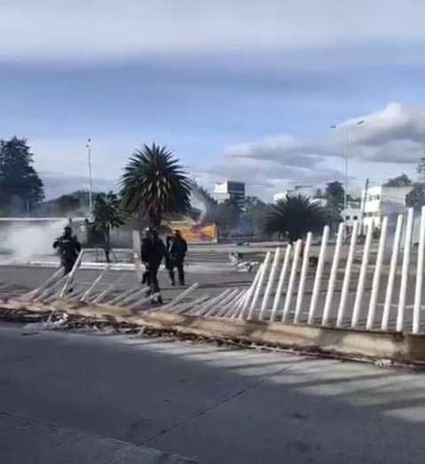 Caos en Transmilenio: Un fallecido en plena estación y desmanes en la U. Nacional