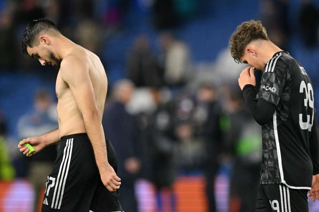 El defensor croata del Ajax #37 Josip Sutalo (L) an5 El delantero belga del Ajax #39 Mika Godts abandona el campo después del partido de fútbol del Grupo B de la UEFA Europa League entre Brighton y Hove Albion y Ajax en el American Express Community Stadium en Brighton, sur de Inglaterra, en octubre 26 de octubre de 2023. Brighton ganó el partido 2-0.