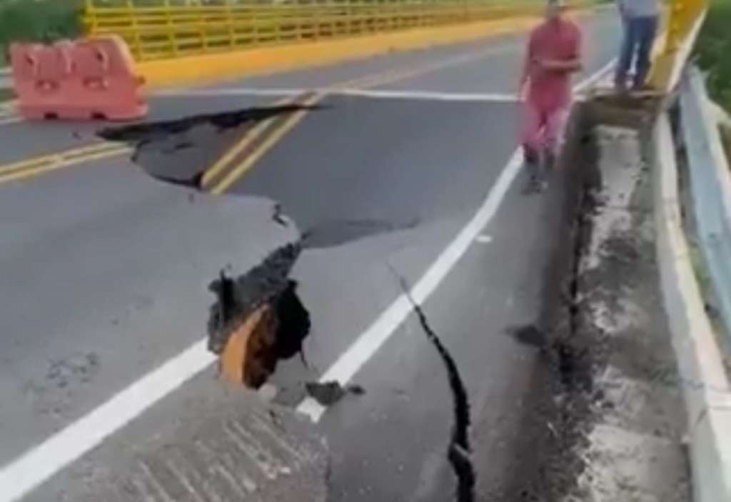 Personal técnico y autoridades evalúan los daños en la estructura vial colapsada en Juan de Acosta, donde se mantiene restringido el paso vehicular.
