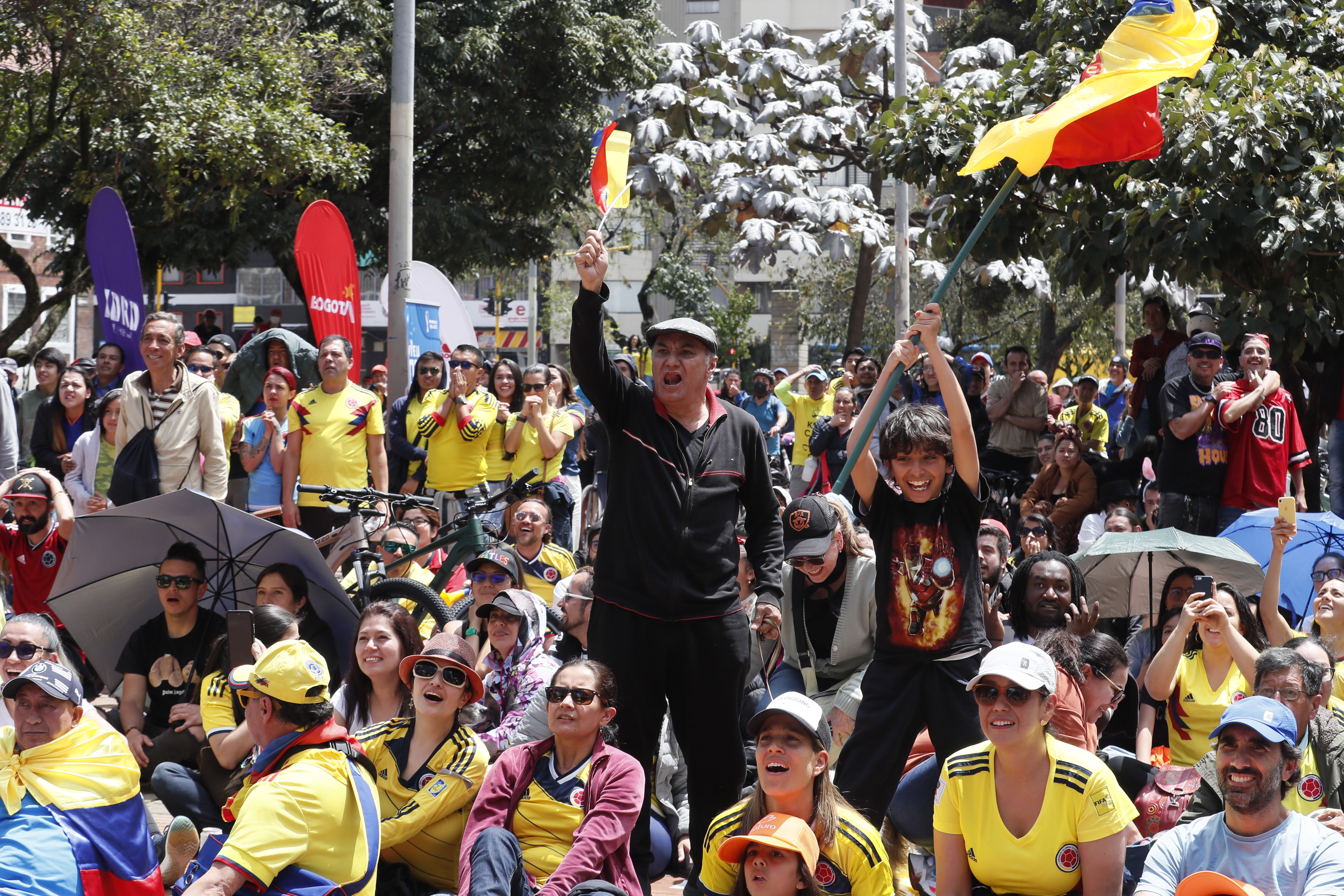 BOG400. BOGOTÁ (COLOMBIA), 30/10/2022.- Seguidores de la Selección Colombia de fútbol femenino sub-17 se reúnen hoy para ver el juego final en Bogotá (Colombia). Aficionados asistieron este domingo a siete parques de Bogotá donde se instalaron pantallas gigantes para ver la final del Mundial sub-17 disputada entre Colombia y España. EFE/Carlos Ortega