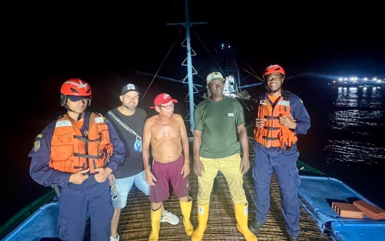 Rescataron a nueve personas tras más de 12 horas a la deriva en el Pacífico