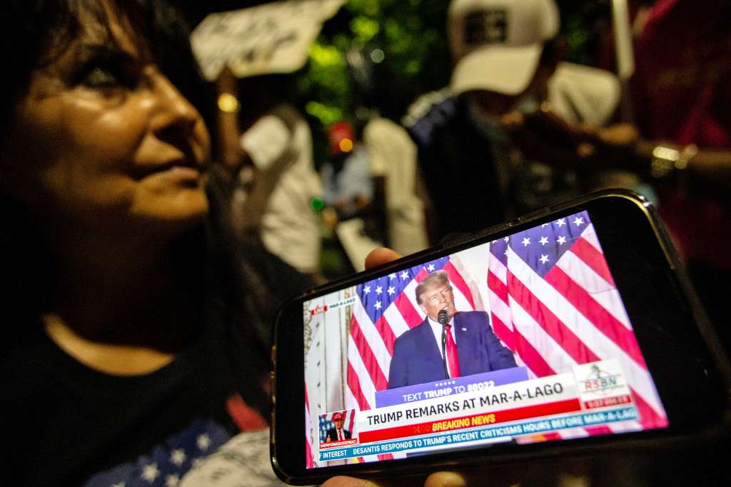 Palm Beach (United States), 15/11/2022.- Supporters of the former US President Donald Trump listen to his announcement outside the Mar-a-Lago Club in Palm Beach, Florida, USA, 15 November 2022. Trump is expected to announce his third run at the presidency in the 2024 election. (Elecciones, Estados Unidos) EFE/EPA/CRISTOBAL HERRERA-ULASHKEVICH