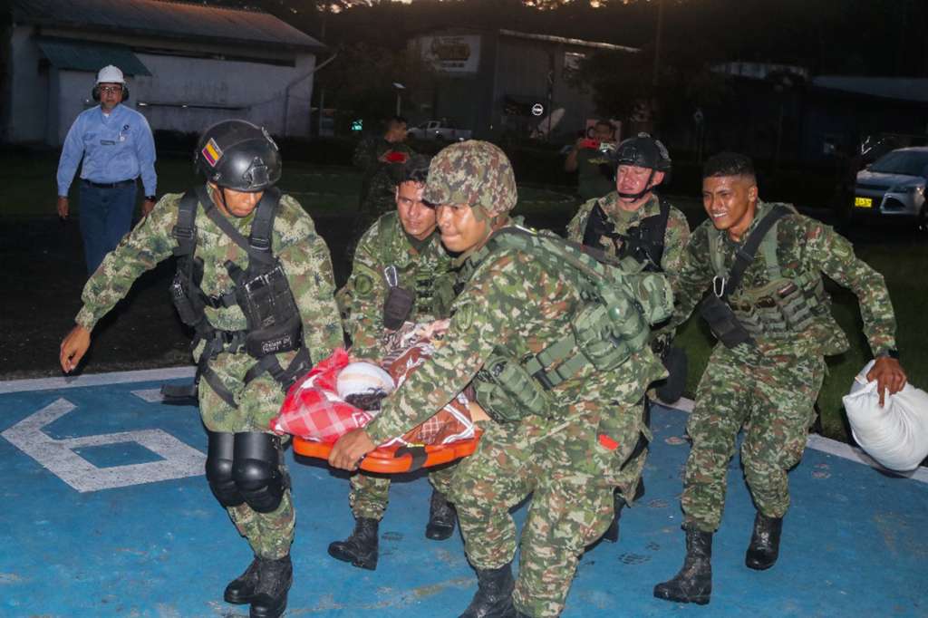 AME1970. EL TARRA (COLOMBIA), 16/01/2025.- Fotografía cedida por el Ejército Nacional de Colombia de integrantes de las Fuerzas Militares trasladando a una persona herida este jueves, en El Tarra (Colombia). La violencia estalló entre la guerrilla del Ejército de Liberación Nacional (ELN) y el Estado Mayor Central (EMC), una de las disidencias de las antiguas FARC, en la convulsa región del Catatumbo, en el noreste de Colombia, donde se cobró la vida de por lo menos cuatro firmantes del acuerdo de paz. EFE/ Ejército Nacional de Colombia /SOLO USO EDITORIAL/SOLO DISPONIBLE PARA ILUSTRAR LA NOTICIA QUE ACOMPAÑA (CRÉDITO OBLIGATORIO)