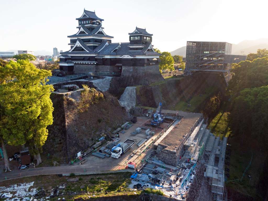 KUMAMOTO (Japan), 14/04/2026.- The undergoing restoration of Kumamoto Castle following the 2016 Kumamoto earthquakes in Kumamoto, Kumamoto prefecture, southwestern Japan, 09 April 2026 (issued 14 April 2026). Japan is commemorating the 10th anniversary since the foreshock of the 2016 Kumamoto earthquakes, the first quake in the series that left 278 people dead. (Terremoto/sismo, Japón) EFE/EPA/JIJI PRESS JAPAN OUT EDITORIAL USE ONLY/