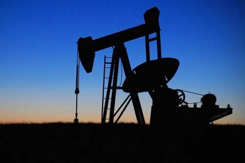 Brent sube 5%, continúan las negociaciones para bajar la producción del crudo