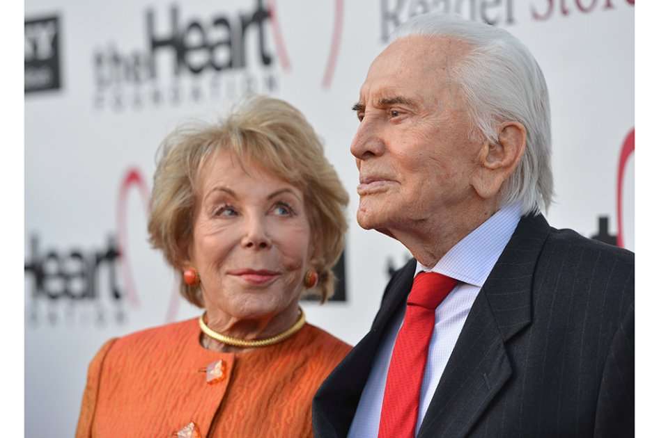 El actor Kirk Douglas y su esposa Anne en mayo de 2012. / AFP