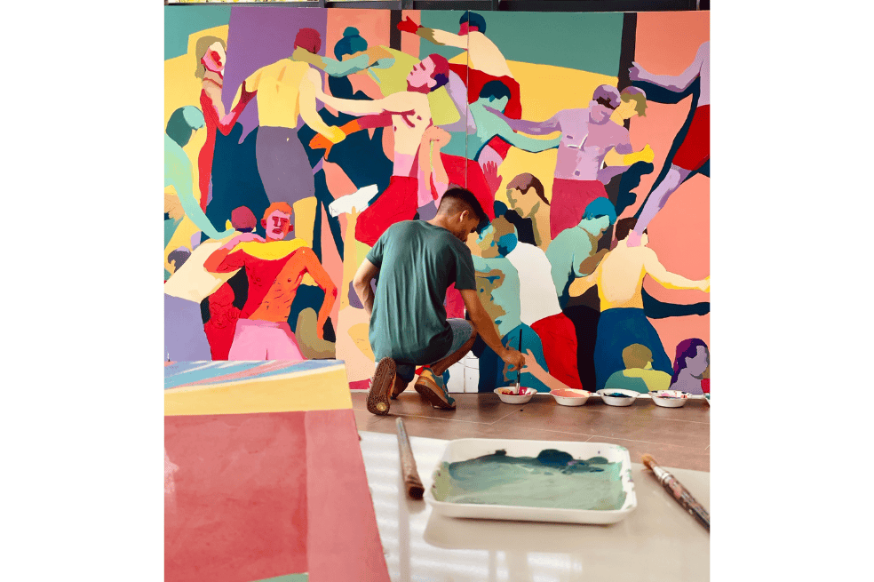 Sergio Savango con sus obras en su taller, en Medellín.