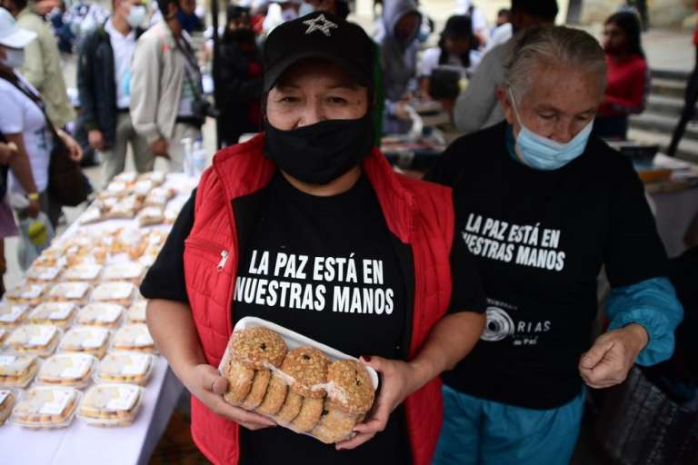 Además de la 'PAZarela', otros excombatientes también exhibieron sus productos en la Plaza de Bolívar, como las cervezas La Roja y La Trocha, la Miel de la Montaña, Confecciones La Montaña o el Café Paramillo.