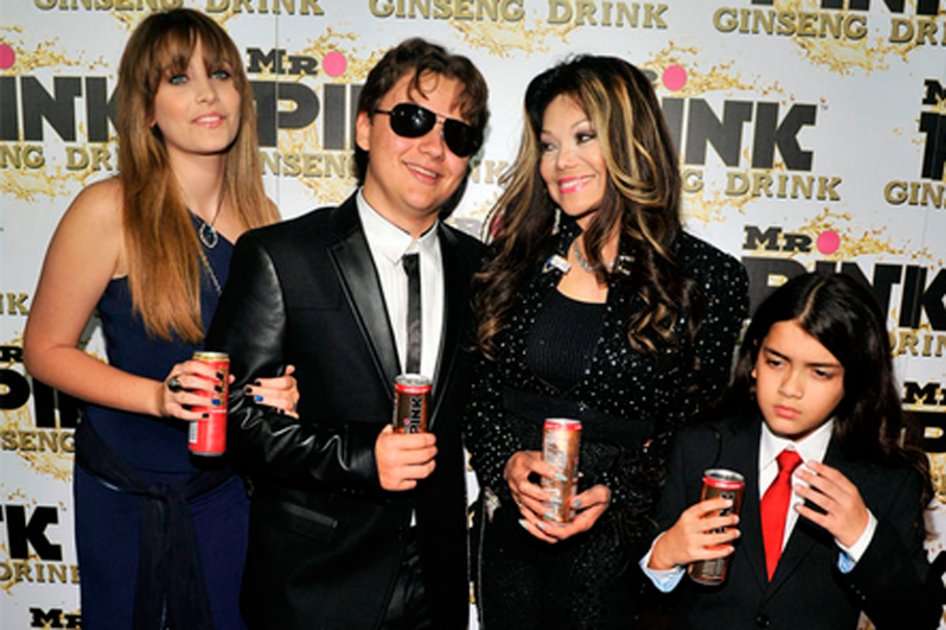 Los hijos de Michael Jackson acompañados de La Toya. / Archivo
