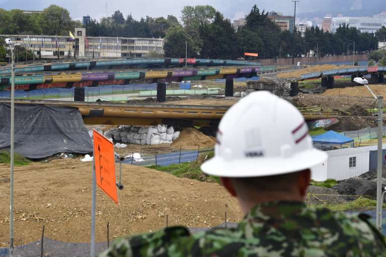 Desde las 4:00 A.M. las autoridades distritales prepararon el dispositivo de seguridad la implosión controlada de los dos puentes vehiculares, o pulpo, de la carrera 50 con Av. Américas.