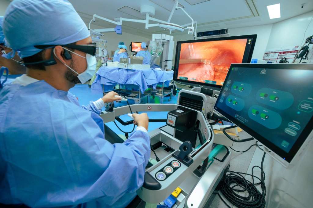 En abril, el Hospital Internacional de Colombia (HIC) puso en funcionamiento el robot Mantra 3, que se puede usar en cirugía cardíaca, urológica, ginecológica, torácica y de cabeza y cuello, entre otras áreas.