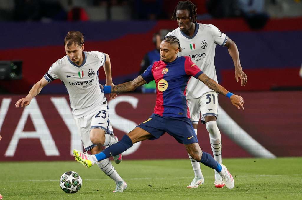 BARCELONA, 30/04/2025.- El centrocampista del Inter, Nicolò Barella (i), intent llevarse el balón ante el delantero brasileño del FC Barcelona, Raphinha, durante el encuentro correspondiente a la ida de las semifinales de la Liga de Campeones que disputan hoy miércoles FC Barcelona e Inter en el estadio Olímpico Lluis Company, en Barcelona. EFE / Alberto Estevez.
