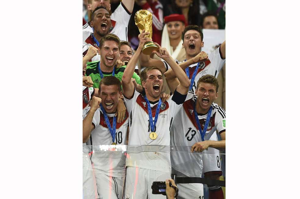 Philipp Lahm, capitán de Alemania y del Bayern, levanta la Copa Mundo. / AFP