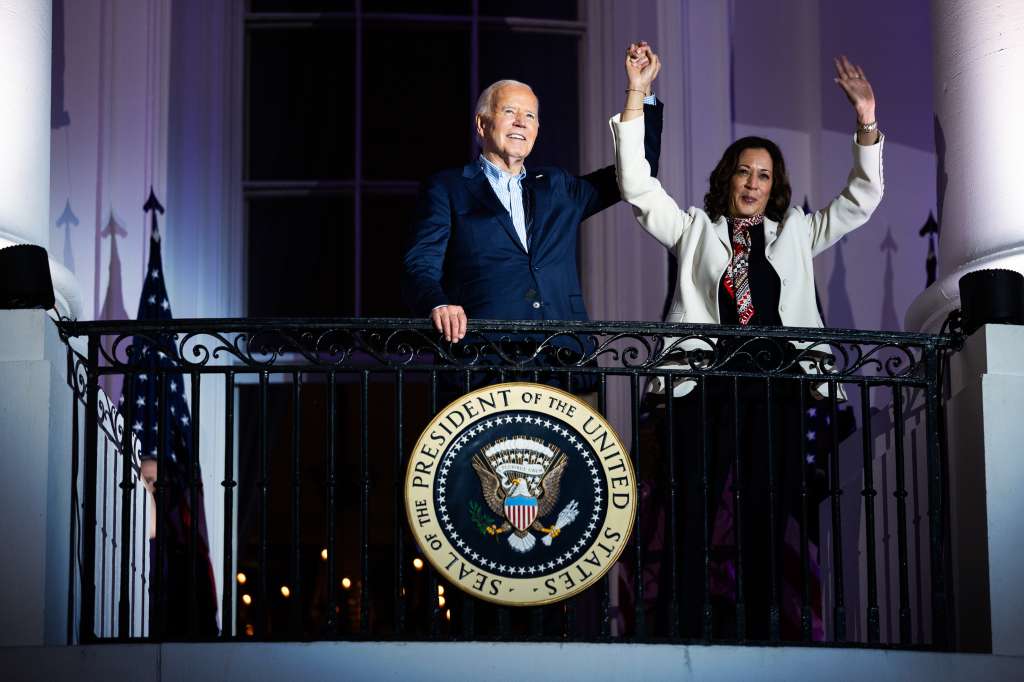 EA5214. BOGOTÁ (COLOMBIA), 21/07/2024.- Fotografía de archivo del presidente de Estados Unidos Joe Biden junto a la vicepresidenta Kamala Harris saludando desde el balcón de la Casa Blanca, el 05 de julio de 2024, en Washington (EE. UU). El presidente estadounidense, Joe Biden, decidió este domingo abandonar la carrera a la reelección, por el interés de su partido y del país, y apoyar a la vicepresidenta, Kamala Harris, de cara a las elecciones presidenciales del 5 de noviembre. "Ha sido el mayor honor de mi vida ser su presidente. Y si bien mi intención ha sido buscar la reelección, creo que lo mejor para mi partido y para el país es que me retire y me concentre únicamente en cumplir mis deberes como presidente durante el resto de mi mandato", apuntó el mandatario de 81 años a través de una carta a la nación. EFE/ Tierney L. Cross / Pool