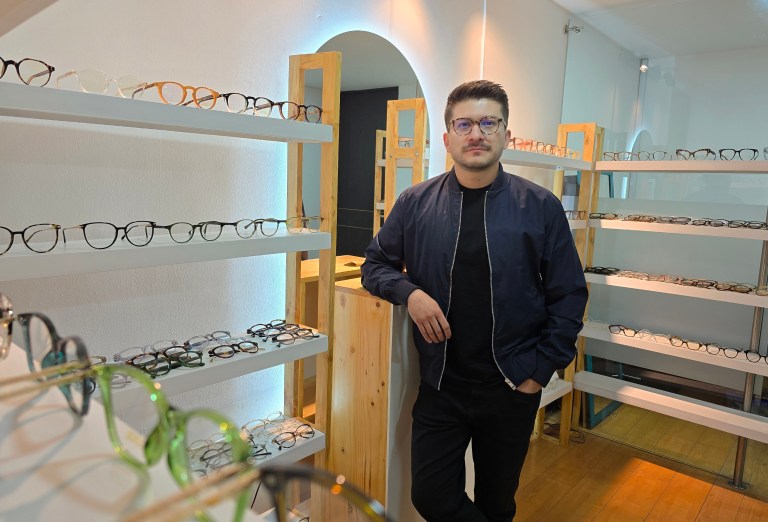 Él creó una tienda de lentes y monturas que promueve la salud visual en Colombia