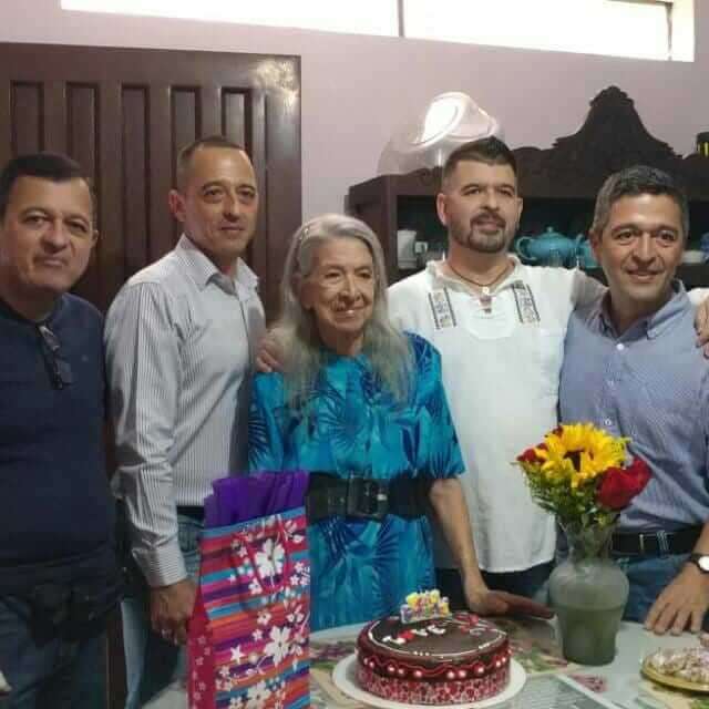 En el centro Carlina Torres, la madre el día de su último cumpleaños, 11 de diciembre de 2019, junto a sus hijos (de izq. a der.) Henry, William, John Jaime y Diego Arias, autor del artículo. / Archivo particular