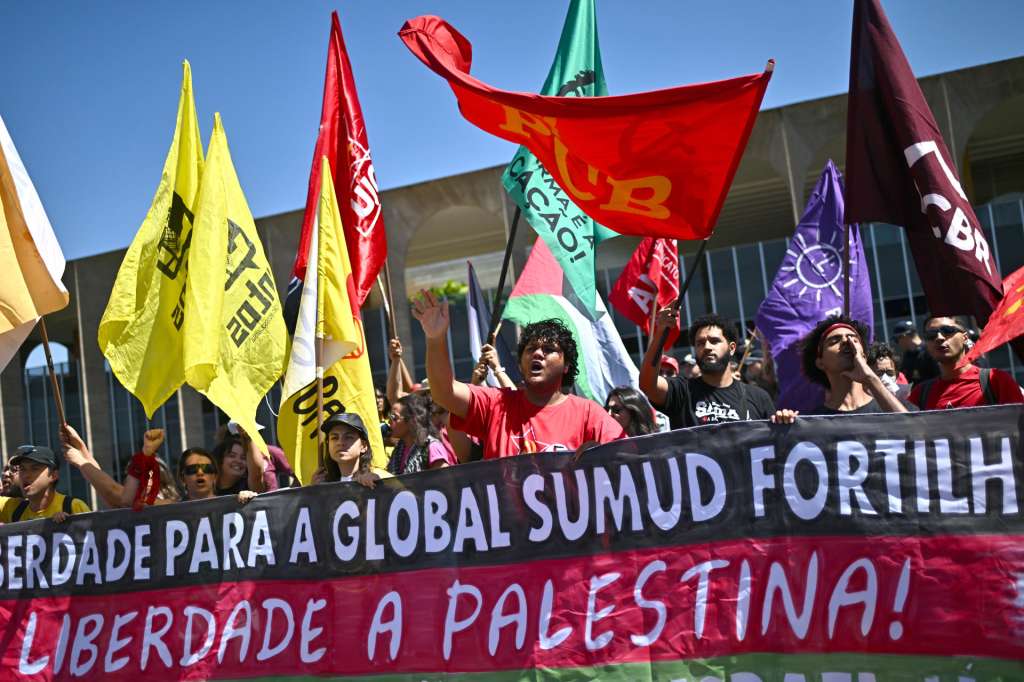 ATENCIÓN EDITORES ACTUALIZA INFORMACIÓN AME4410. BRASILIA (BRASIL), 02/10/2025.- Personas protestan por la liberación de la Flotilla Global Sumud, que se dirigía a Gaza con ayuda humanitaria, este jueves en Brasilia (Brasil). Un grupo de estudiantes brasileños se manifestó en Brasilia para apoyar a los activistas de la Flotilla Global Sumud detenidos por Israel y pedir al presidente Luiz Inácio Lula da Silva que rompa relaciones con el Estado judío. EFE/ Andre Borges