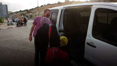 Israelíes transportan voluntariamente a pacientes palestinos