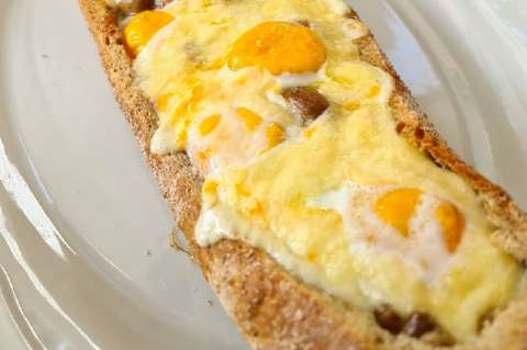 Receta para preparar canoa con huevos, queso y jamón