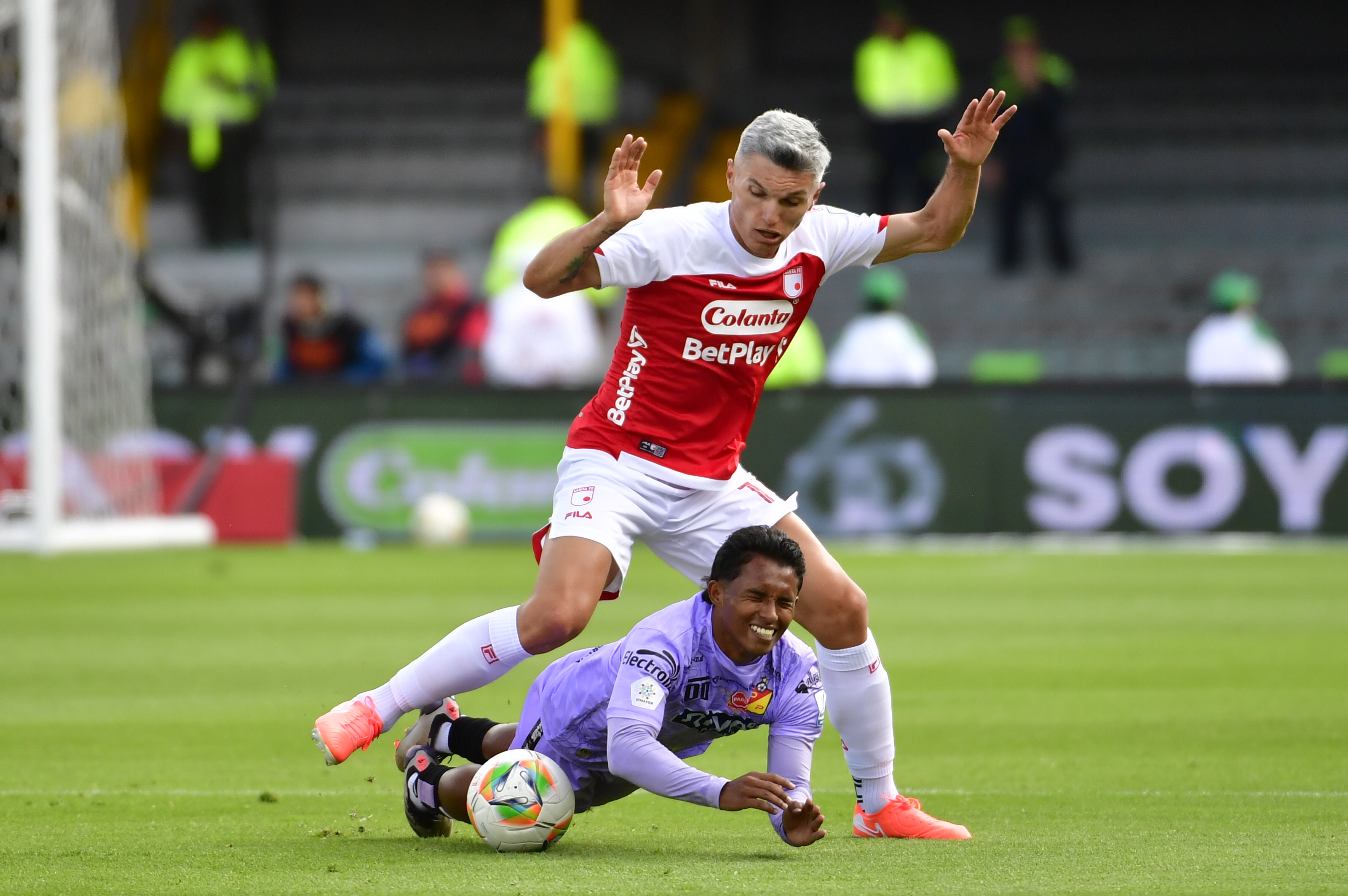 Partido entre Independiente Santa Fe y el Deportivo Pereira correspondiente a la jornada uno de la Liga BetPlay Dimayor jornada uno en el estadio El Campin de Bogotá