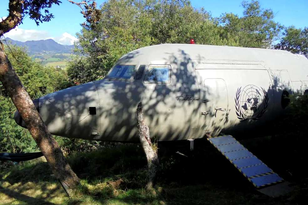 Viejo avión Fokker 27 con muchos años de servicio a las Naciones Unidas, hoy sirve de Hospedaje.