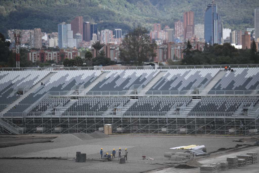 Aspectos de la construcción de Vive Claro, escenario para conciertos de Ocesa.