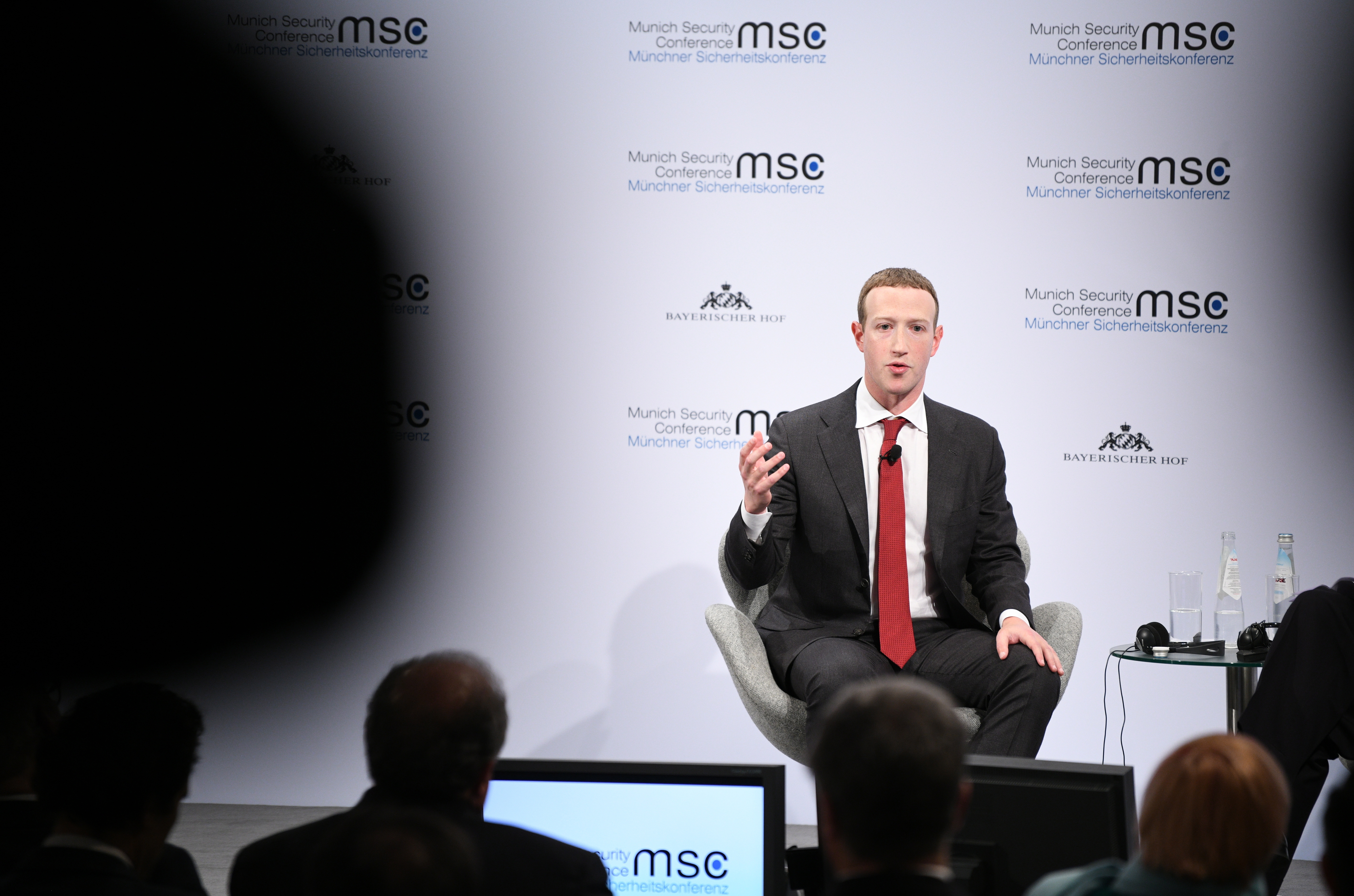 AME2226. MUNICH (ALEMANIA), 10/11/2022.- Fotografía de archivo fechada el 15 de febrero de 2020 del CEO Mark Zuckerberg durante una charla en Munich (Alemania). Mark Zuckerberg puede estar viviendo mucho en su Metaverso, pero cuando se trata de la estabilidad económica de Meta, tiene los pies bien puestos en la tierra. El conglomerado del fundador de Facebook anunció este miércoles que despedirá a 11.000 trabajadores, el 13 % de su plantilla. Con esta medida se une a la lista de tecnológicas estadounidenses que han hecho lo mismo, entre las que están Twitter, Lyft, Robinhood y Coinbase. EFE/ Philipp Guelland