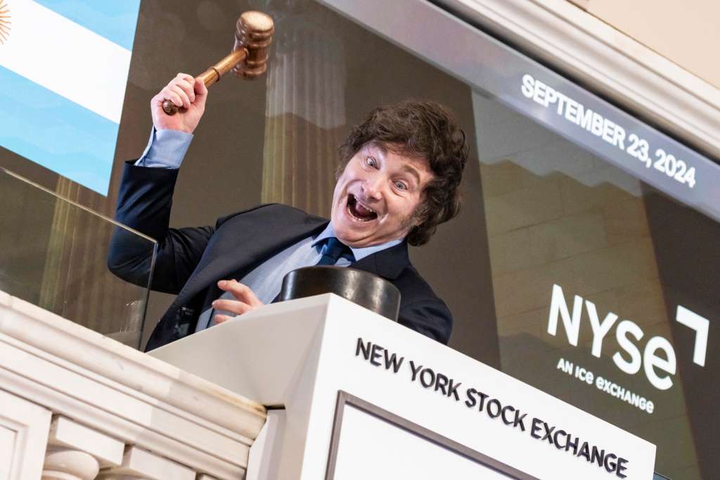 FOTODELDÍA Nueva York (Estados Unidos), 23/09/2024.- El presidente argentino Javier Milei posa para una fotografía durante su visita a la Bolsa de Nueva York (NYSE) para tocar la campana de apertura en Nueva York, Nueva York, EE.UU., este lunes. Milei se encuentra en Nueva York para asistir al Debate General anual de la Asamblea General de las Naciones Unidas (AGNU). EFE/ Justin Lane