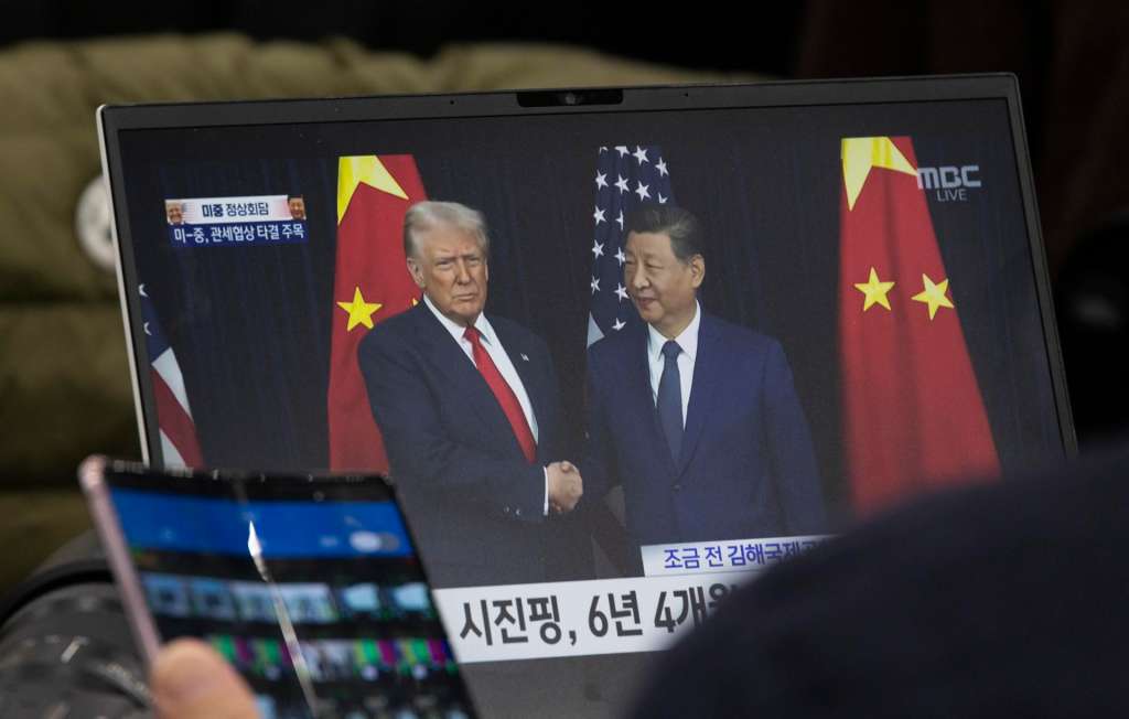 Gyeongju (Republic Of), 30/10/2025.- A journalist works as he watches a laptop screen displaying US President Donald Trump (L) and Chinese President Xi Jinping during the South Korea Asia-Pacific Economic Cooperation (APEC) CEO Summit, in Gyeongju, South Korea, 30 October 2025. South Korea will host the 2025 APEC annual meeting in Gyeongju from 29 October to 01 November. (Corea del Sur) EFE/EPA/JEON HEON-KYUN