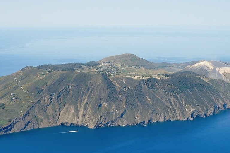 Microbio descubierto en un volcán podría absorber muy rápido dióxido de carbono