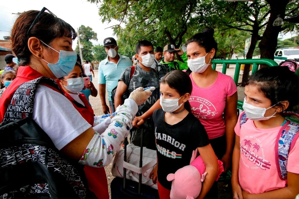 Niños venezolanos intentan ingresar a Colombia por el paso fronterizo en Cúcuta.
