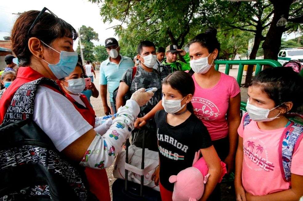 Niños venezolanos intentan ingresar a Colombia por el paso fronterizo en Cúcuta.