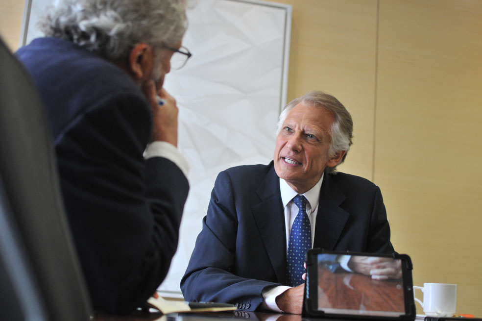 De Villepin es un cosmopolita auténtico, que asesora gobiernos en todos los continentes. Aquí con el escritor Héctor Abad. / Crisitian Garavito