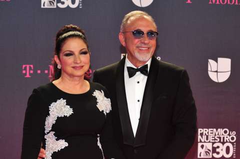 Estrellas latinas se visten de negro en la alfombra de los Premios Lo Nuestro