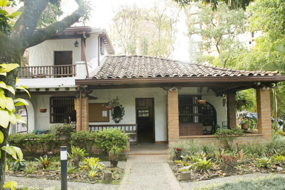 La Corporación Otraparte funciona desde hace trece años y mantiene la casa como museo y escenario para encuentros literarios en Envigado. / Camila Builes