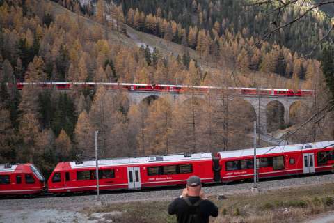 Video: Suiza puso en marcha el tren de pasajeros más largo del mundo