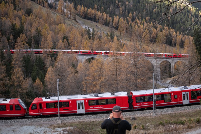 Video: Suiza puso en marcha el tren de pasajeros más largo del mundo