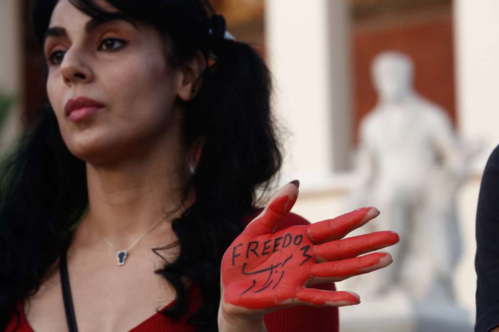 Athens (Greece), 01/10/2022.- An Iranian woman living in Greece takes part in a protest over the death of young Iranian woman Mahsa Amini, who died last week after being arrested in Tehran for not wearing her hijab appropriately, in Athens, Greece, 01 October 2022. Iran has faced many anti-government protests following the death of Mahsa Amini, a 22-year-old Iranian woman, who was arrested in Tehran on 13 September by the morality police, a unit responsible for enforcing Iran's strict dress code for women. She fell into a coma while in police custody and was declared dead on 16 September, with the authorities saying she died of a heart failure. Her death has triggered protests in various areas in Iran and around the world. (Protestas, Grecia, Atenas, Teherán) EFE/EPA/Yannis Kolesidis
