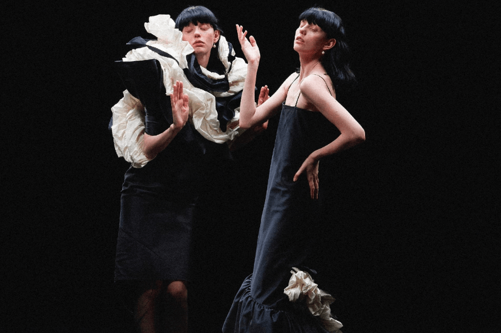 Un momento de la presentación de la colección otoño-invierno 2021/2022 de Beautiful People. La pasarela parisina dio este jueves con el truco perfecto para los amantes de la moda preocupados por la sostenibilidad: comprar una prenda y llevarse dos gracias a las creaciones reversibles, una idea por la que apostaron las marcas Beautiful People y Victoria/Tomas